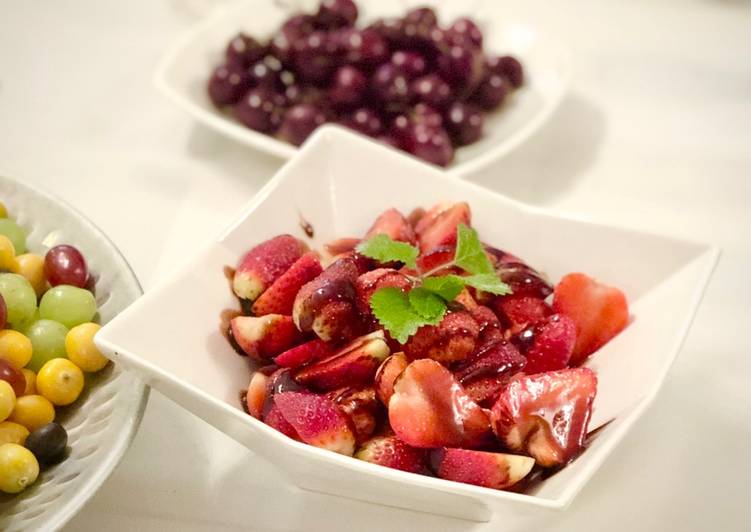 Steps to Prepare Quick Strawberries with Balsamic Vinegar