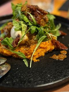 Una foto de Ensalada de boniato confitado, pesto y burrata