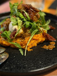 Una foto de Ensalada de boniato confitado, pesto y burrata