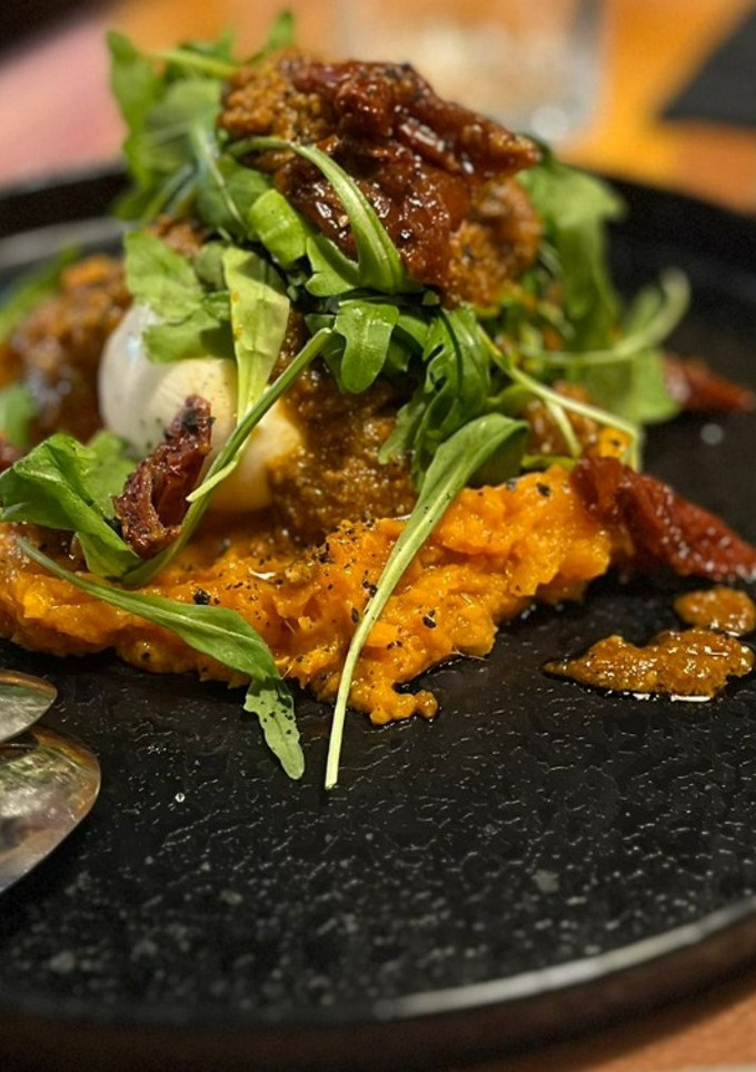Una foto de Ensalada de boniato confitado, pesto y burrata