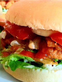 Foto resep Burger Ayam Crispy dengan Bombay Karamel