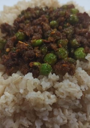 A picture of Matar qeema with brown rice.