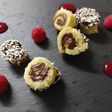 Mini girelle di pandoro con cocco rapè e coulis di lamponi