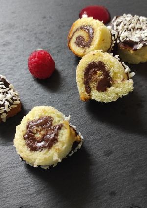 Foto di Mini girelle di pandoro con cocco rapè e coulis di lamponi