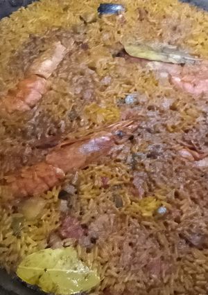 Una foto de Paella de marisc con gambones