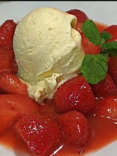 Una foto de Fresas flambeadas al ron con helado de vainilla