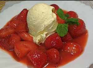 Foto principal de Fresas flambeadas al ron con helado de vainilla