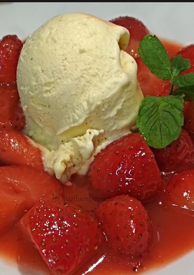 Una foto de Fresas flambeadas al ron con helado de vainilla