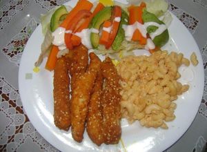 Una foto de Deditos de pescado con ajonjolí
