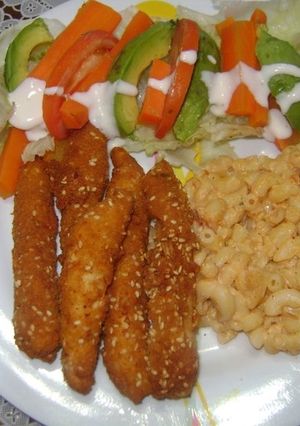 Una foto de Deditos de pescado con ajonjolí
