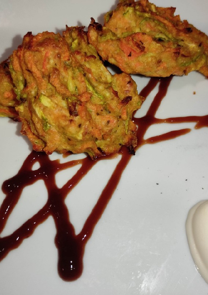 Una foto de Buñuelos de zanahoria, calabacín y avena