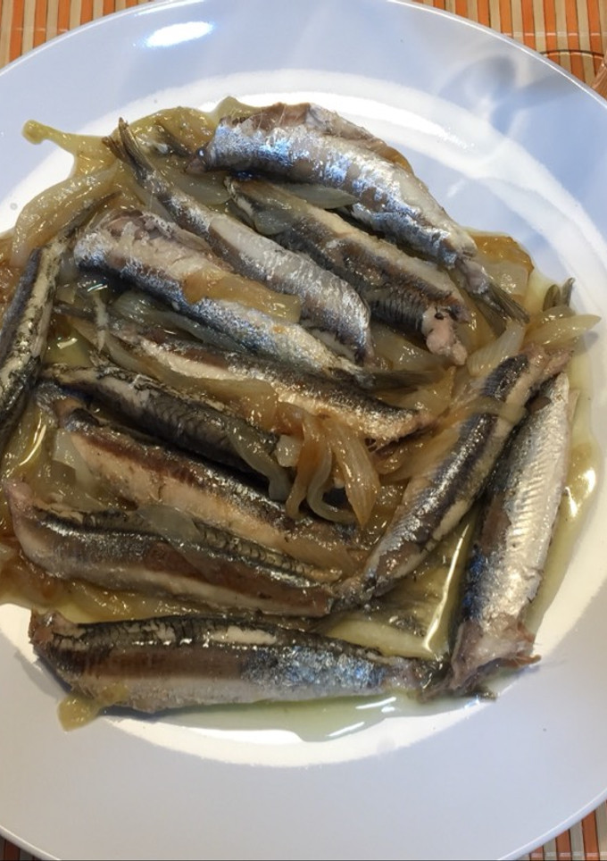 Una foto de Boquerones encebollados con vino fino