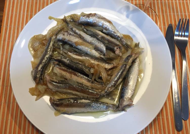 Boquerones encebollados con vino fino