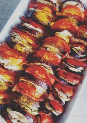Une photo de Tian aux légumes abîmé et chorizo