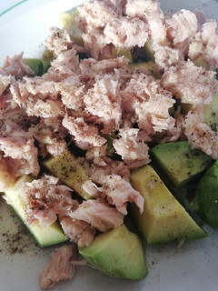 Una foto de Aguacate con atún