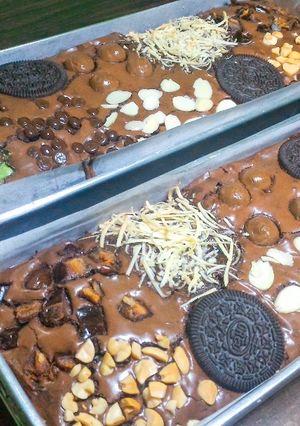 Foto resep Fudge brownies shiny crust with mix topping nyoklaaaaaaat banget..... recomended