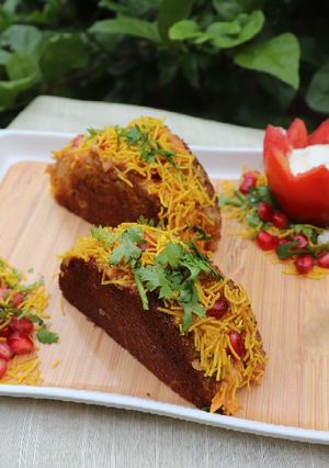 A picture of Bread wheel chat (dabeli style).