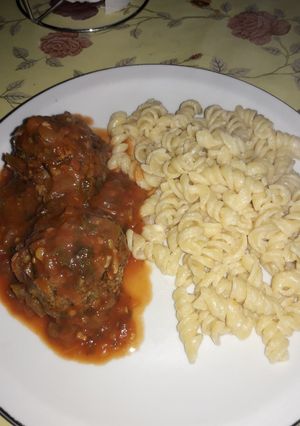 Una foto de Albóndigas con salsa roja