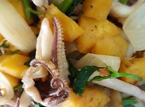 Hình của món Râu mực xào hành cần.