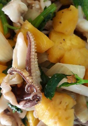 Hình của món Râu mực xào hành cần.