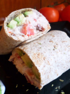 Una foto de Wrap de atún con tomate y aguacate 🌯
