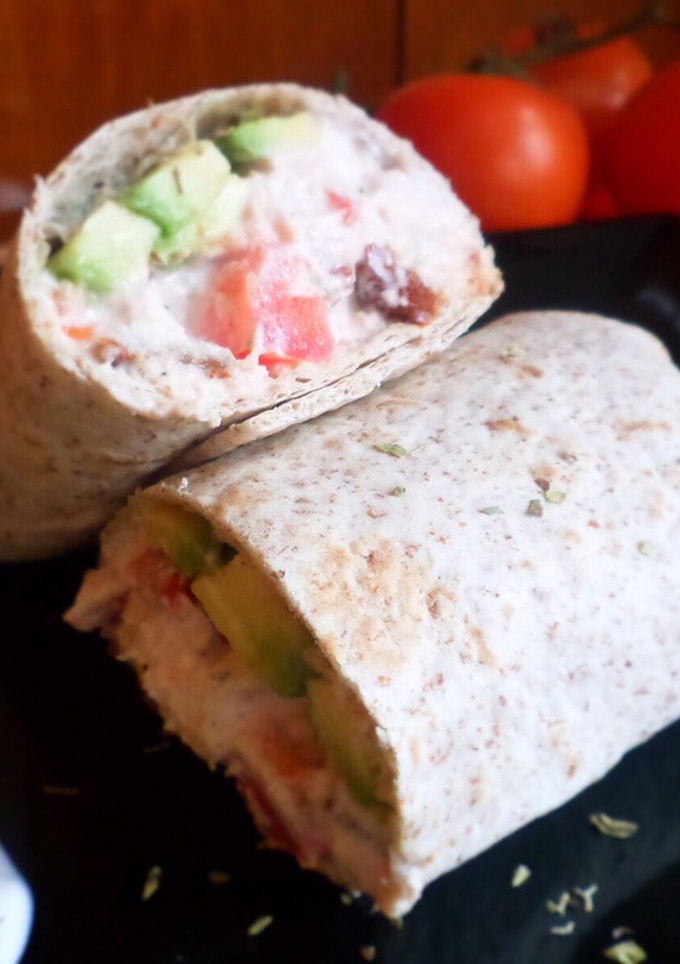 Una foto de Wrap de atún con tomate y aguacate 🌯