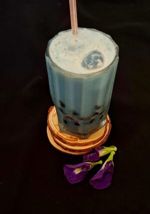 A picture of Butterfly pea boba tea.