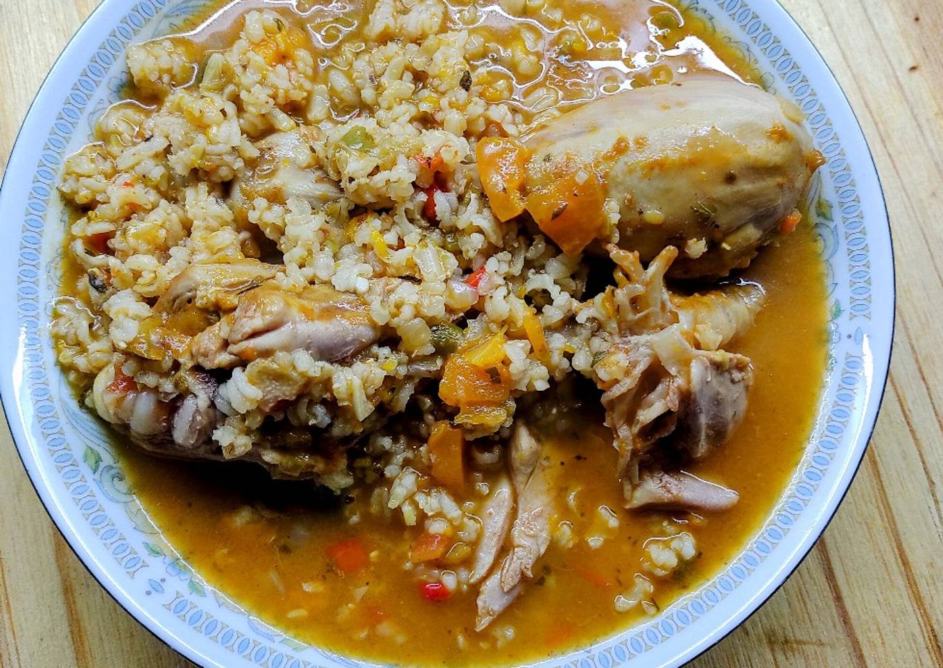 Guiso de patas de pollo con arroz integral. Súper sano