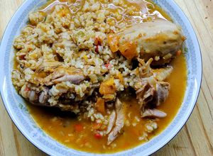 Una foto de Guiso de patas de pollo con arroz integral. Súper sano