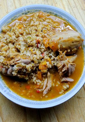 Una foto de Guiso de patas de pollo con arroz integral. Súper sano