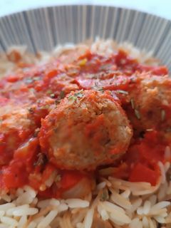 Una foto de Albóndigas (de soja texturizada) con tomate