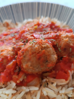 Una foto de Albóndigas (de soja texturizada) con tomate