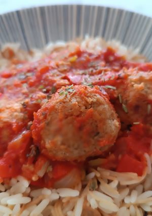 Una foto de Albóndigas (de soja texturizada) con tomate
