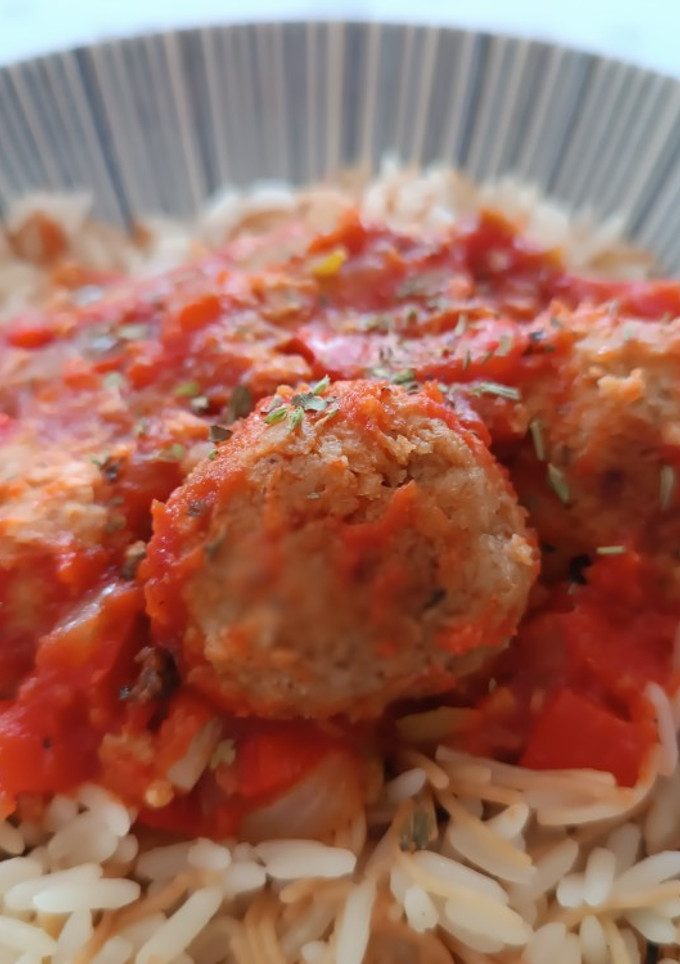 Una foto de Albóndigas (de soja texturizada) con tomate