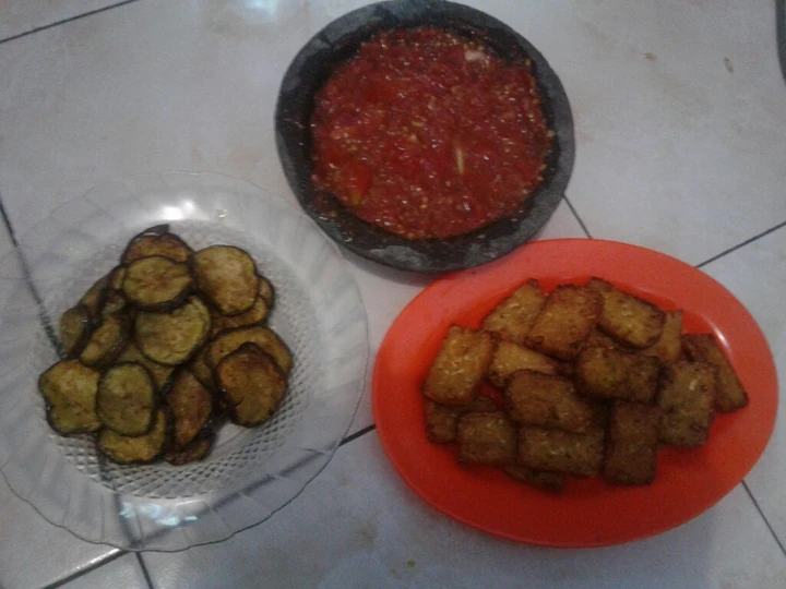 Langkah Gampang Menyiapkan Resep Penyetan Tempe goreng dan Terong bakar Lombok-Sambal tomat yang Bikin Ngiler Anti Ribet, Bikin Ngiler