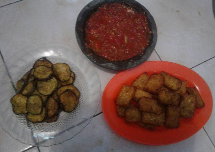 Penyetan Tempe goreng dan Terong bakar Lombok-Sambal tomat