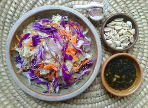 Una foto de Ensalada de Repollo Morado, Lechuga y Zanahoria