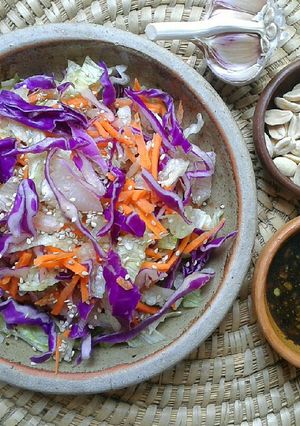 Una foto de Ensalada de Repollo Morado, Lechuga y Zanahoria