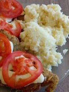 Una foto de Milanesa napolitana con arroz y queso