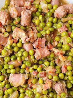 Una foto de Guisantes con salchichas