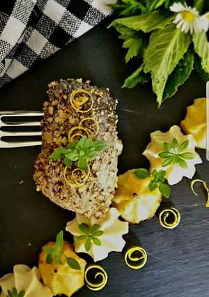 Zdjęcie przepisu Dorada w kruszonce z orzechów z puree kalafiorowym.