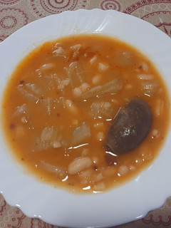 Una foto de Alubias con cardos y morcilla