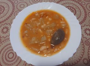 Foto principal de Alubias con cardos y morcilla