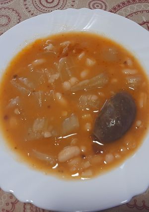Una foto de Alubias con cardos y morcilla