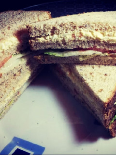 Una foto de Sándwich de verdura de pan de molde integral o normal. 🥪🥪