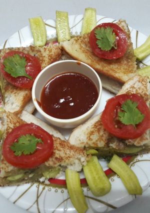 A picture of Healthy cheese & veggies sandwich.
