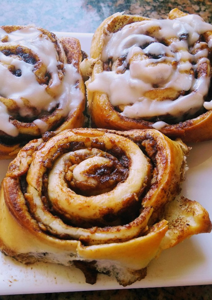 Una foto de Rolls de manzana y canela
