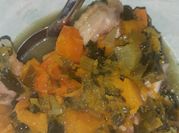 Una foto de sopa de pollo con carcasa
