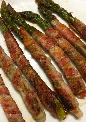 Une photo de Asperges vertes dans leur manteau fumé