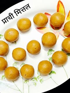 बेसन के लड्डू (besan ke ladoo recipe in Hindi) रेसिपी मुख्य फोटो